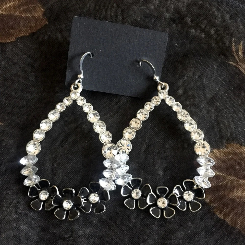 Silver with black flowers earrings - Picture 1 of 7
